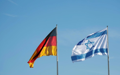 Les drapeaux d'Israël (d) et de l'Allemagne flottent le 16 mars 2023 devant la Chancellerie à Berlin - Odd ANDERSEN (AFP)