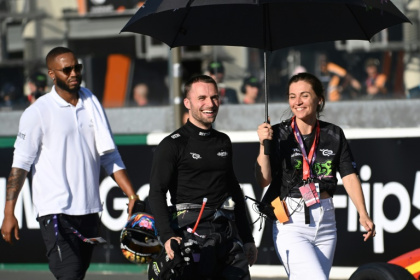 Le youtubeur français Lucas Hauchard, dit Squeezie (centre), lors de la GP Explorer de course Formule 4, Le Mans, 9 septembre 2023 - Sebastien SALOM-GOMIS (AFP)