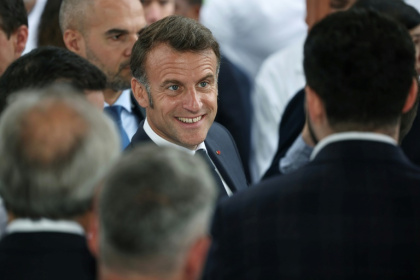Le président français Emmanuel Macron (au centre) assiste à l'inauguration d'un laboratoire à Wissous, en région parisienne, le 12 mai 2025 - Christophe PETIT TESSON (AFP)