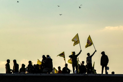 Des Kurdes syriens brandissent des drapeaux avec le portrait du fondateur du PKK, Abdullah Ocalan, le 27 février 2025, à Qamishli, en Syrie - Delil SOULEIMAN (AFP)
