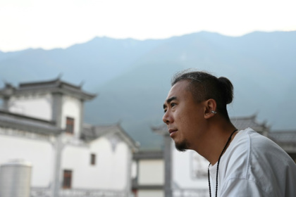Yan Bingyi, fondateur d'une "maison de retraite pour jeunes" à Dali, dans la province du Yunnan, dans le sud-ouest de la Chine, le 2 avril 2025 - Danni ZHU (AFP)