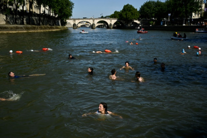 Des résidents se baignant dans la Seine au centre de la capitale le 17 juillet 2024 à Paris - JULIEN DE ROSA (AFP)