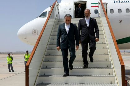 Le ministre iranien des Affaires étrangères Abbas Araghchi (à gauche), le 11 mai 2025 à Mascate - - (AFP)