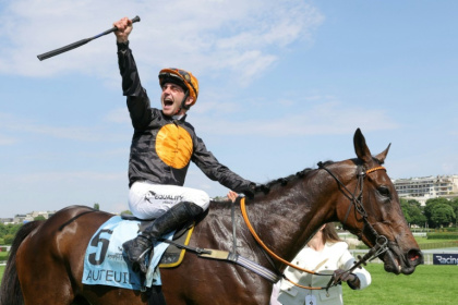 "Gran Diose" monté par Clément Lefebvre après sa victoire lors de la 146e édition du "Grand steeple-chase de Paris", le 19 mai 2024 à l'Hippodrome d'Auteuil, à Paris - Thomas SAMSON (AFP)