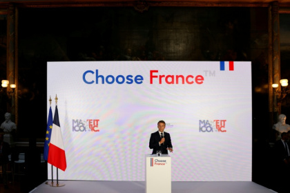 Le président français Emmanuel Macron prononce un discours lors de l'édition 2024 du sommet Choose France, le 13 mai 2024 à Versailles (Yvelines) - Ludovic MARIN (AFP)