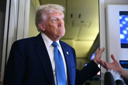 Le président américain Donald Trump s'adresse à la presse à bord d'Air Force One, le 16 mai 2025 - Brendan SMIALOWSKI (AFP)