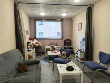 La salle d'entretien Mélanie au sein de la gendarmerie à Pontoise, dans le Val-d'Oise, le 7 mai 2025 - Laurence BOUTREUX (AFP)