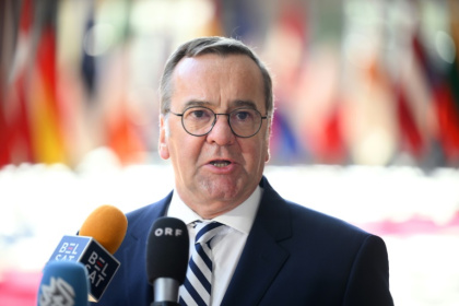 Le ministre allemand de la Défense, Boris Pistorius, fait une déclaration à son arrivée à une réunion du Conseil de défense au siège de l'UE à Bruxelles, le 20 mai 2025 - JOHN THYS (AFP)