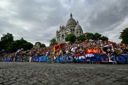 Le peloton passe devant la basilique du Sacré-Coeur à Montmartre lors de la course en ligne hommes des Jeux olympiques de Paris, le 3 août 2024 - JULIEN DE ROSA (AFP)