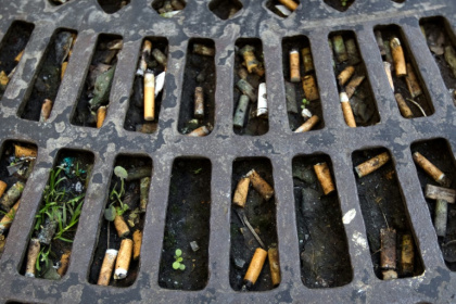 La ville de Paris lance un plan de lutte contre les mégots afin que ses agents de propreté n'aient plus à en ramasser 4 à 5 millions chaque jour - JOEL SAGET (AFP)