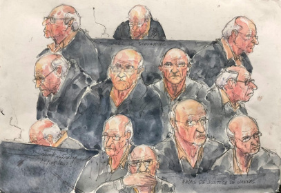 Croquis d'audience du 22 mai 2025 montrant l'ex-chirurgien pédocriminel Joël Le Scouarnec réagissant lors de l'audience de son procès pour viols et agressions sexuelles, au palais de justice de Vannes, dans le Morbihan - Benoit PEYRUCQ (AFP)