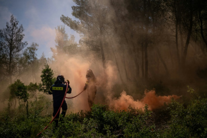 Des pompiers volontaires participent à un exercice de simulation d'incendie, à Rodopoli, dans la banlieue d'Athènes, le 18 mai 2025 en Grèce - Angelos TZORTZINIS (AFP)