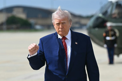 Le président américain Donald Trump à la base Andrews, dans le Maryland, avant d'embarquer à bord d'Air Force One à destination du New Jersey, le 23 mai 2025 - SAUL LOEB (AFP)