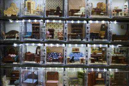 Des meubles et objets miniatures exposés au London Dollhouse Showcase à London, le 16 mai 2025 - BENJAMIN CREMEL (AFP)