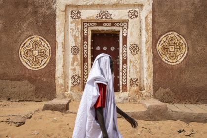 Un habitant passe près de la mosquée médiévale de Oualata, le 4 avril 2025, en Mauritanie - PATRICK MEINHARDT (AFP)
