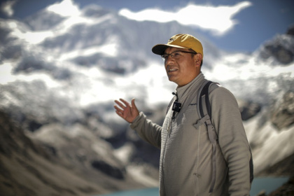 Saul Luciano Lliuya devant le lac Palcacocha, situé à 4.650 mètres d'altitude à Huaraz, dans le nord-est du Pérou, le 23 mai 2022 - INA FASSBENDER (AFP)