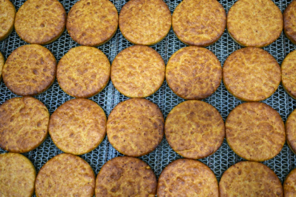 Du pain fabriqué avec de la farine de blé ancestral, de lentilles et de boulgour, comme l'était celui de Kullüoba, dans la boulangerie municipale de Halk Ekmek, à Eskisehir, en Turquie, le 23 mai 2025 - Yasin AKGUL (AFP)