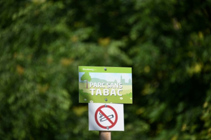 La cigarette sera interdite sur les plages, dans les parcs, et aux abords des écoles à compter du 1er juillet - SEBASTIEN BOZON (AFP)