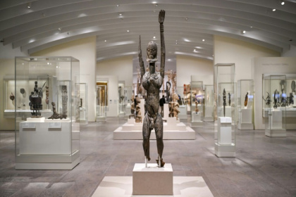 Une sculpture d'art dogon exposée dans l'aile Michael C. Rockefeller consacrée aux arts d'Afrique, d'Océanie et des "anciennes Amériques", le 28 mai 2025 au Metropolitan Museum de New York - ANGELA WEISS (AFP)