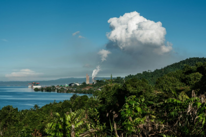 De la fumée au-dessus du parc industriel de Weda Bay (WBIP), centre de traitement et de fusion du nickel, le 14 avril 2025 à Gemaf, sur l'île de Halmahera, dans le nord des Moluques, en Indonésie - YASUYOSHI CHIBA (AFP)