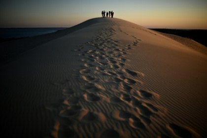 Des visiteurs au sommet de la dune du Pilat, le 10 avril 2025 à La Teste-de-Buch, en Gironde - Christophe ARCHAMBAULT (AFP)