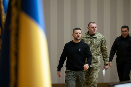 Le président ukrainien Volodymyr Zelensky et le chef du service de sécurité ukrainien SBU Vassyl Mayuk, le 24 mars 2023 à Kiev - Handout (AFP)