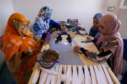 Des femmes travaillent dans un atelier de broderie à Sidi Rbat, dans le sud du Maroc, le 14 mai 2025 - Abdel Majid BZIOUAT (AFP)