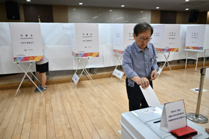 Un électeur dépose son bulletin lors de l'élection présidentielle sud-coréenne du 3 juin 2025, à Séoul - Pedro Pardo (AFP)