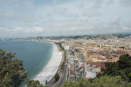 Vue sur la côte, la Promenade des Anglais et le Vieux-Nice au premier plan, le 2 juin 2025 - Julie SEBADELHA (AFP)