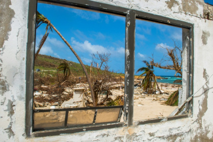 Des débris recouvrent une plage de l'île de Saint-Martin trois semaines après le passage de la tempête Irma, le 27 septembre 2017 - Helene Valenzuela (AFP)