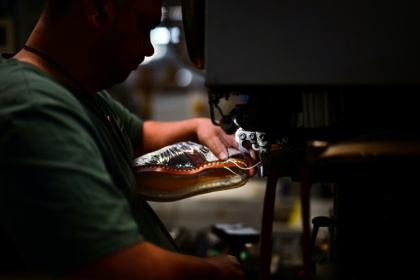 Un ouvrier coud une chaussure, dans l'usine Paraboot de Saint-Jean-de-Moirans, en Isère, le 27 mai 2025 - OLIVIER CHASSIGNOLE (AFP)