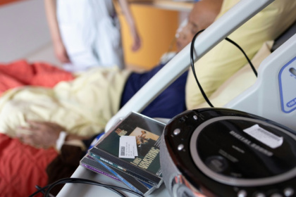 Un patient en soins palliatifs à l'hôpital AP-HP Paul-Brousse à Villejuif, dans le Val-de-Marne, le 4 juin 2025 - Thomas SAMSON (AFP)