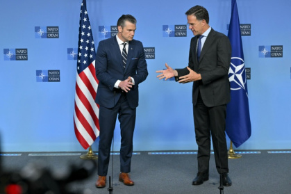 Le secrétaire général de l'Otan, Mark Rutte (d) et le secrétaire américain à la Défense Pete Hegseth, au siège de l'Otan, le 5 juin 2025 à Bruxelles - NICOLAS TUCAT (AFP)