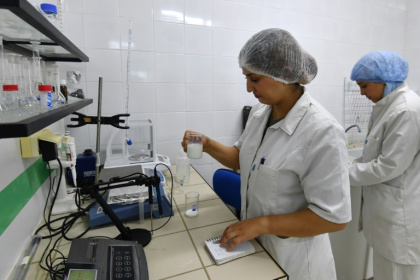 Latifa Frifita (Gauche), fondatrice de la startup "Chamelait", et sa soeur Besma, àl'Institut des régions arides (IRA) à Médenine dans le sud tunisien le 29 avril 2025 - FETHI BELAID (AFP)