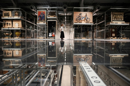 Une visiteuse regarde les oeuvres d'art exposées à la Storehouse du Victoria et Albert Museum, dans l'est de Londres, le 12 juin 2025 - HENRY NICHOLLS (AFP)