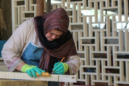 Une femme connue sous le nom de Bibi Amina travaille dans son atelier de menuiserie à Karimabad, dans le district de Hunza, dans la région pakistanaise du Gilgit-Baltistan - Manzoor BALTI (AFP)