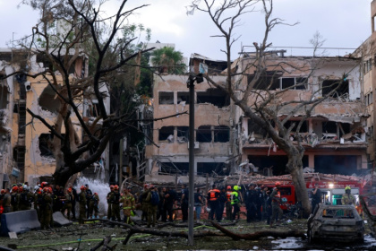 Les secours travaillent autour d'immeubles partiellement détruits par un missile iranien à tel-Aviv, le 16 juin 2025 - Menahem Kahana (AFP)