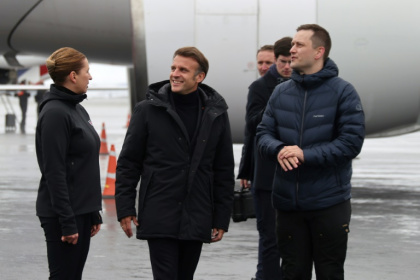 La Première ministre danoise Mette Frederiksen (G) et le  chef du gouvernement groenlandais, Jens-Frederik Nielsen(D), accueillent le président français Emmanuel Macron à l'aéroport de Nuuk, au Groenland, le 15 juin 2025 - Ludovic MARIN (AFP)