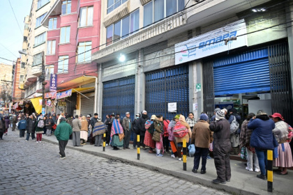 Des habitants font la queue tôt le matin pour acheter des produits dans un supermaché d'Etat, à La Paz, le 11 juin 2025 en Bolivie - AIZAR RALDES (AFP)