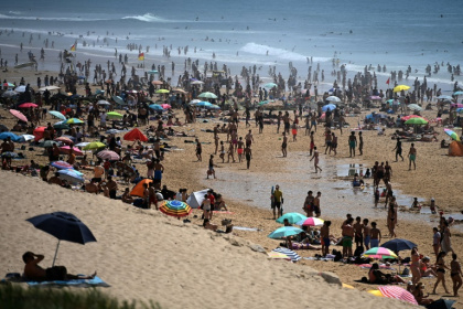 Des personnes profitent de la plage lors d'un après-midi chaud à Lacanau, le 30 mai 2025 en Gironde - Christophe ARCHAMBAULT (AFP)