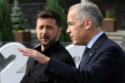 Le président ukrainien Volodymyr Zelensky (à gauche) et le Premier ministre canadien Mark Carney lors du sommet du G7 à Kananaskis le 17 juin 2025 dans les Rocheuses canadiennes - Suzanne Plunkett (AFP)