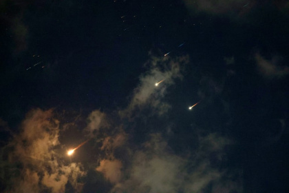 Le ciel de Netanya, sur la côte d'Israël, pendant une attaque de missiles iraniens le 17 juin 2025 - JACK GUEZ (AFP)