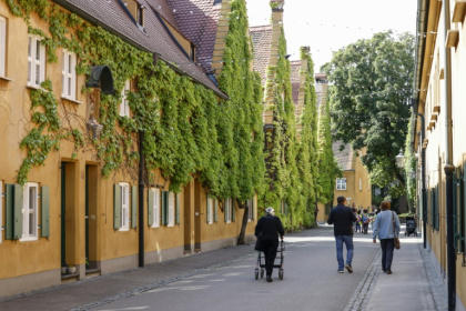 Des habitants dans une rue de la résidence "Fuggerei"  à Augsbourg, le 1er avril 2025 dans le sud de l'Allemagne - Michaela STACHE (AFP)