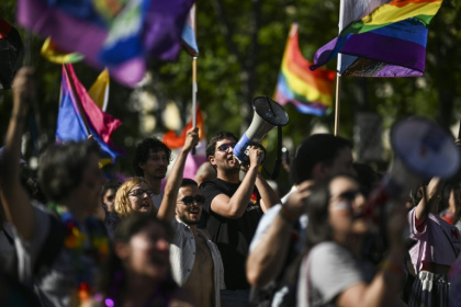 Des participants au défilé annuel de la fierté LGBTQ+ à Lisbonne, le 6 juin 2025 au Portugal - Patricia DE MELO MOREIRA (AFP)