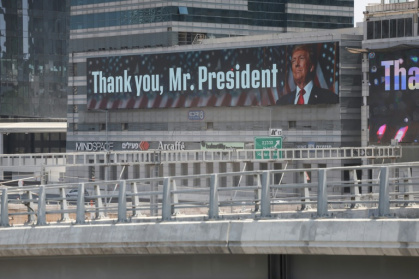 Un portrait du président américain Donald Trump accompagné du message: "Merci M. le président", le 22 juin 2025 à Tel-Aviv - Ahikam SERI, Oren ZIV, Olivier FENIET, Ahmad GHARABLI (AFP)