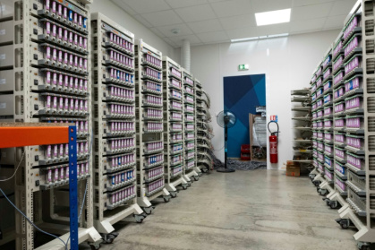 Des cellules de batterie de seconde vie sont testées à l'usine VoltR, à Verrières-en-Anjou, le 10 juin 2025 en Maine-et-Loire - Sebastien Salom-Gomis (AFP)