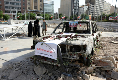 Une ambulance du Croissant Rouge iranien détruite durant un raid israélien exposée à Téhéran, le 23 juin 2025 - ATTA KENARE (AFP)