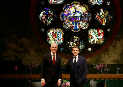 Le président français Emmanuel Macron (g) et le Premier ministre norvégien Jonas Gahr Støre lors d'une rencontre à la forteresse d'Akershus, à Oslo, le 23 juin 2025 en Norvège - Odd ANDERSEN (AFP)