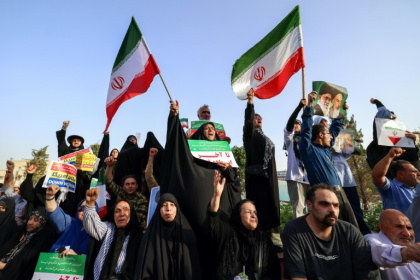 Des manifestants iraniens célèbrent le cessez-le-feu avec Israël, le 24 juin 2025 à Téhéran - ATTA KENARE (AFP)