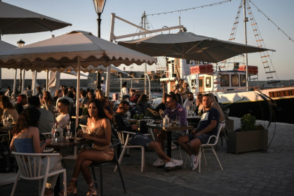 Le tourisme en Grèce, malgré un record de plus de 36 millions d'arrivées en 2024, souffre crument d'un manque de personnel - Sakis Mitrolidis (AFP)